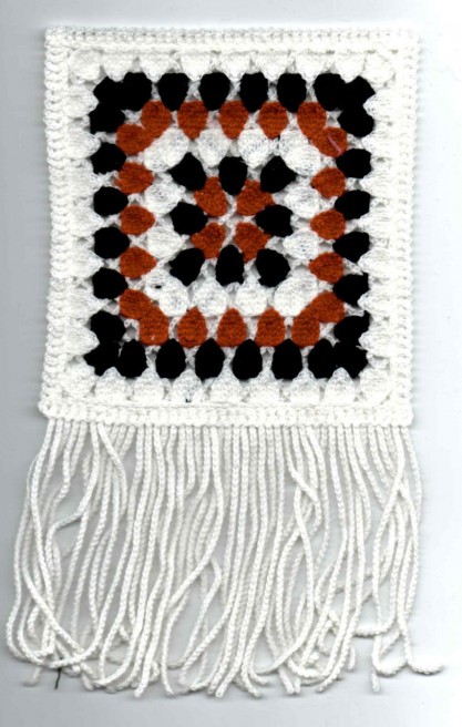 Beyaz-Siyah-Kırmızı Saçaklı Tığ İşi Aplik