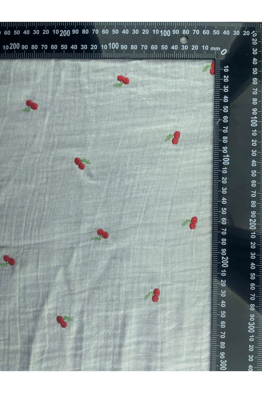 22038 BRODE/YERLİ/LEZ/MÜSLİN/PAMUK POLYESTER/KİRAZ NAKIŞLI/HAM ZEMİN/AÇIK KIRMIZI-AÇIK YEŞİL KİRAZ