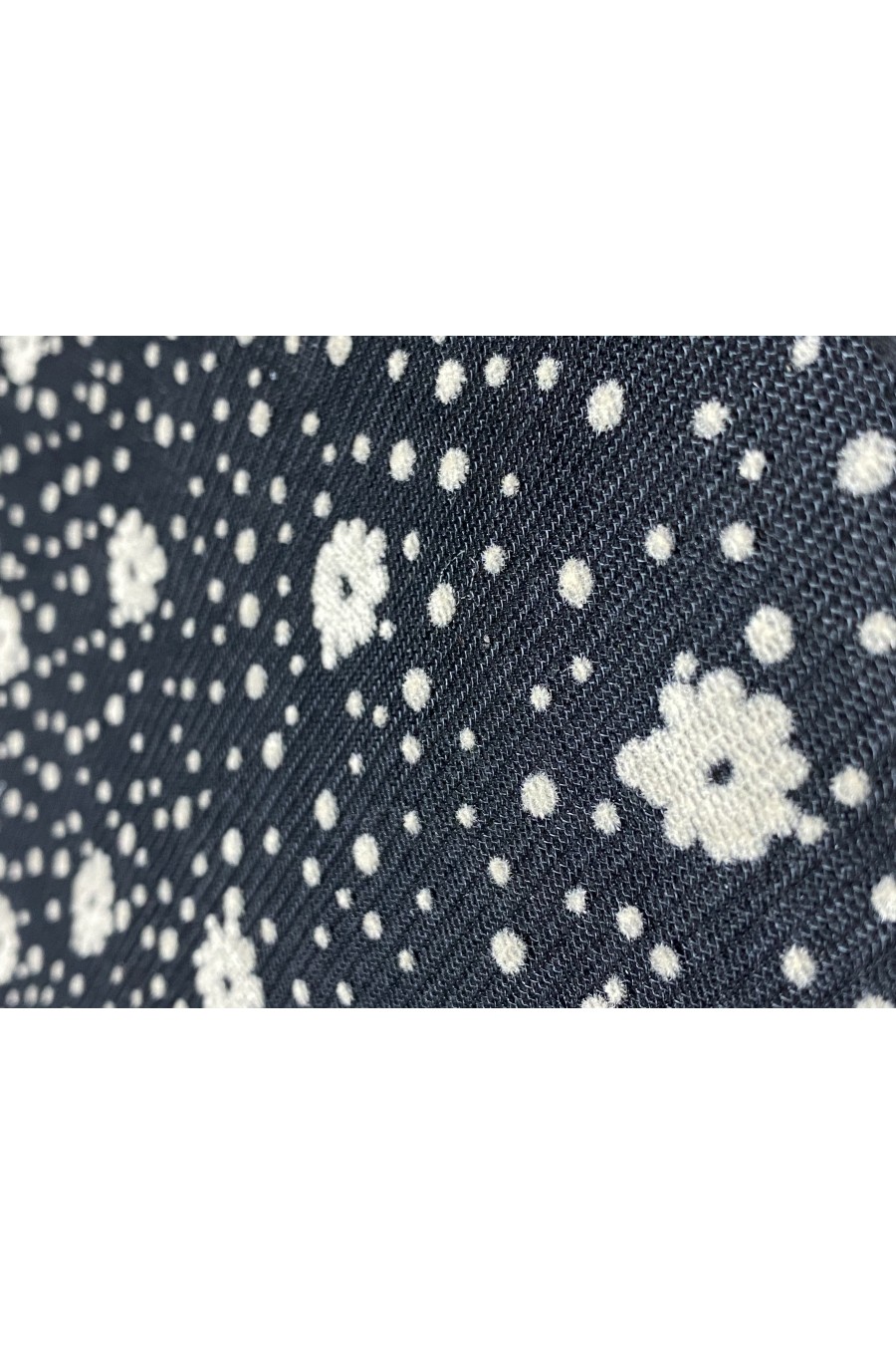 11118 TÜL ÜZERİ/YERLİ/LEZ/POLYESTER/FLOK BASKI/BEJ PUANTİYELİ/BEJ ÇİÇEKLİ/SİYAH ZEMİN/150 CM