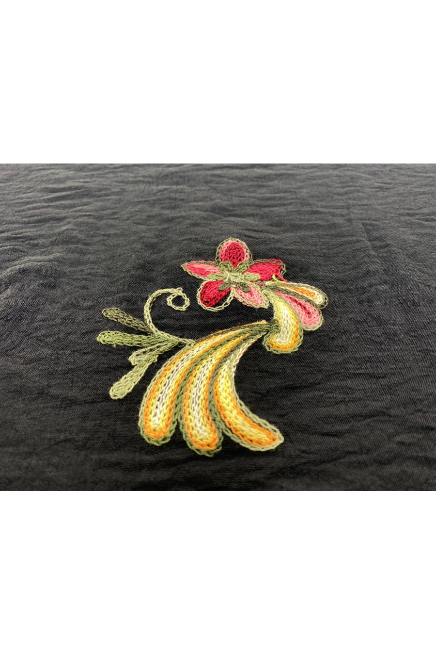 Siyah Zemin Renkli Nakışlı Aerobin Kumaş