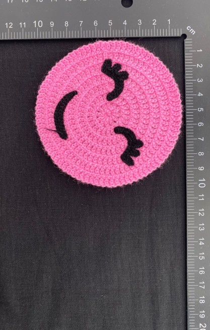 Pembe Gülen Yüz Akrilik Tığ İşi Aplik