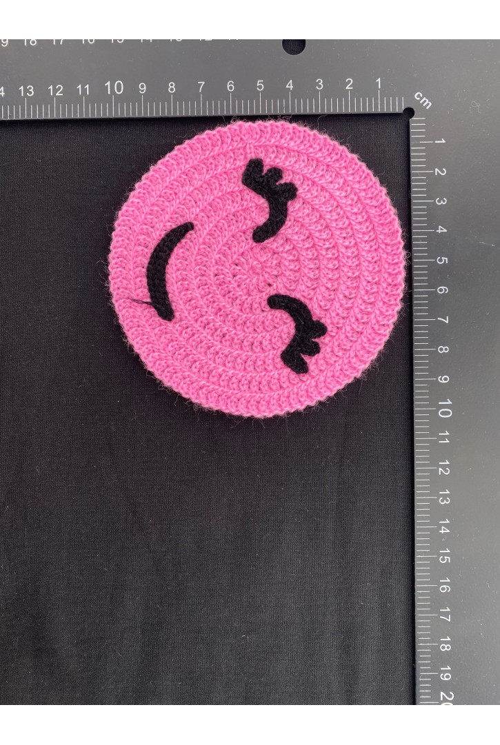 Pembe Gülen Yüz Akrilik Tığ İşi Aplik