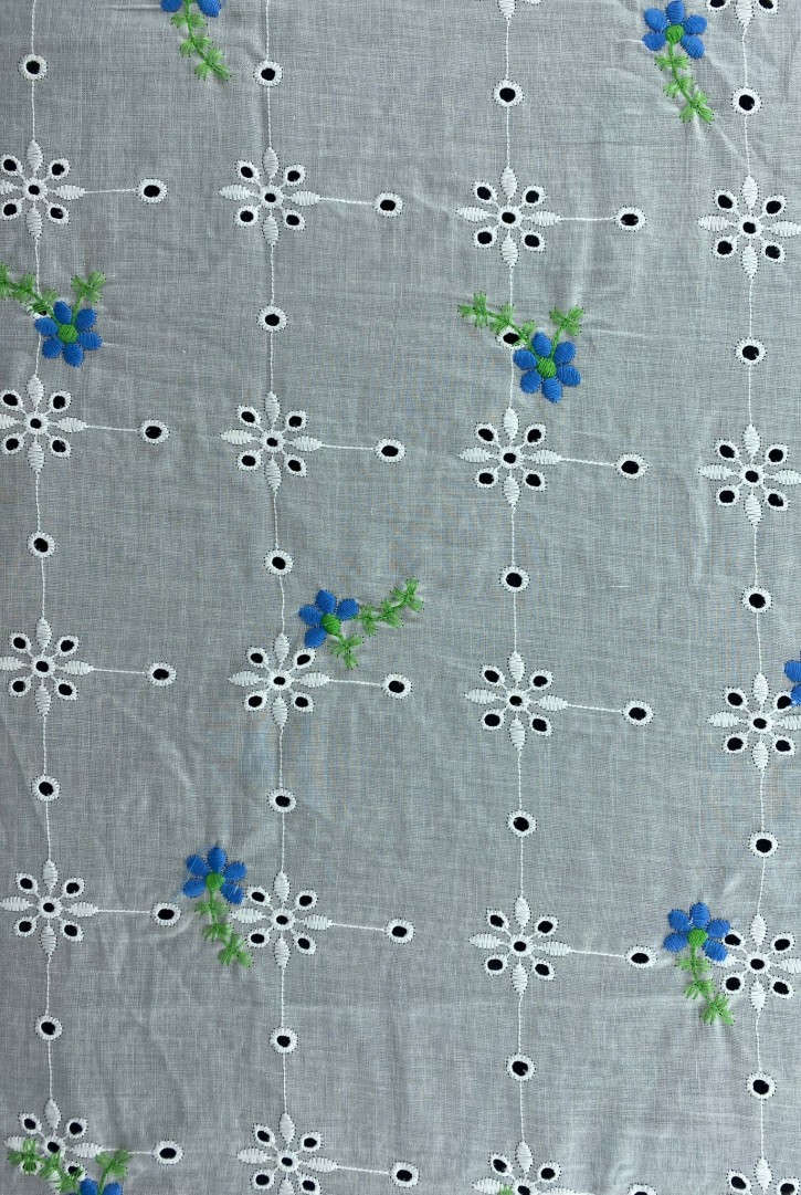 Mavi-Yeşil Çiçek Nakışlı Kasar Brode Kumaş - 135 cm