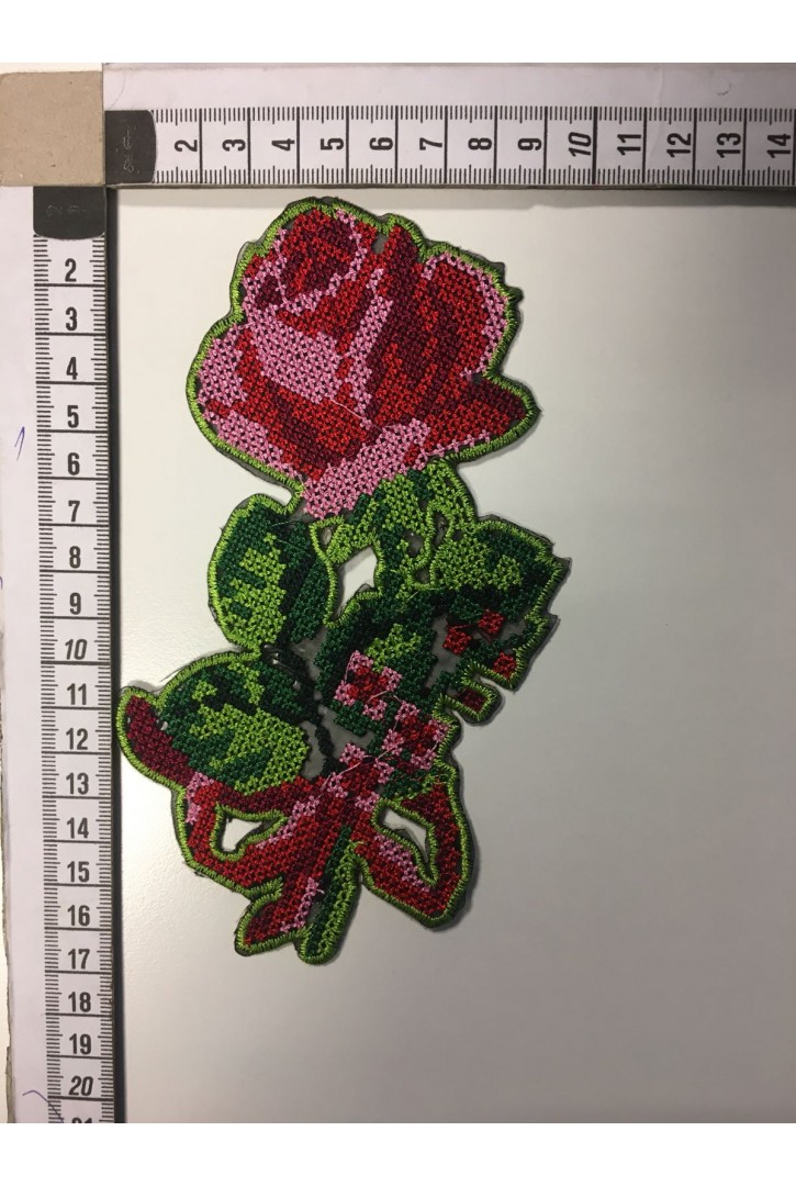 Kırmızı, Pembe, Yeşil Etamin Üzeri Polyester Aplik Nakış