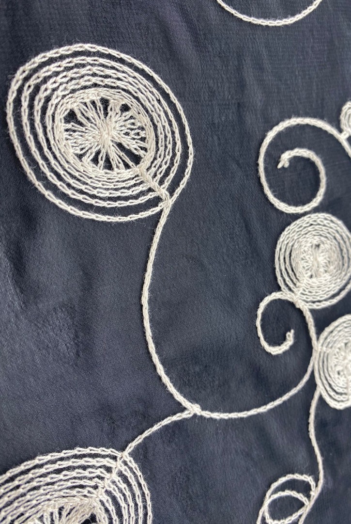 Siyah Zemin Krem İplik Şifon Brode