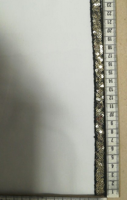 Siyah Tül Üzerine Light Gold Pullu Şerit, 1 cm