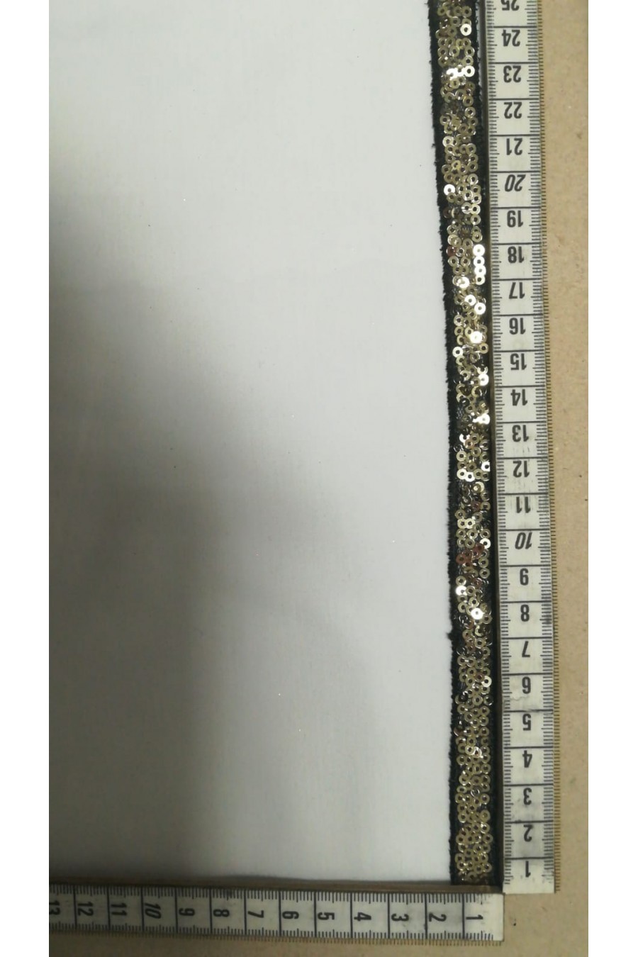 9136-METRE Siyah Tül Üzerine Light Gold Pullu Şerit, 1 cm