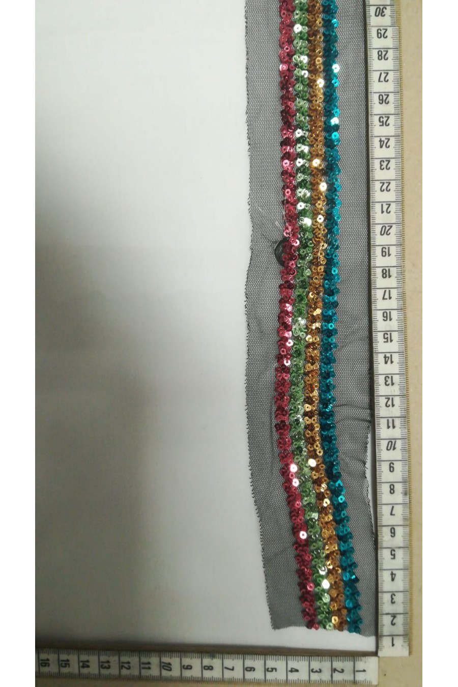 9137-METRE Siyah Mesh Üzeri Mavi-Sarı-Yeşil-Pembe Pullu Bant, 2.5 cm