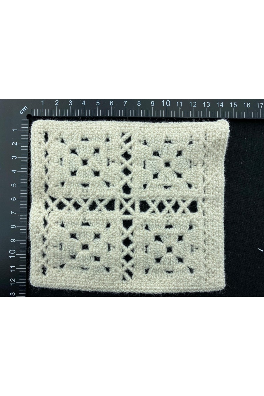 Krem Renk Tığ İşi Akrilik Aplik