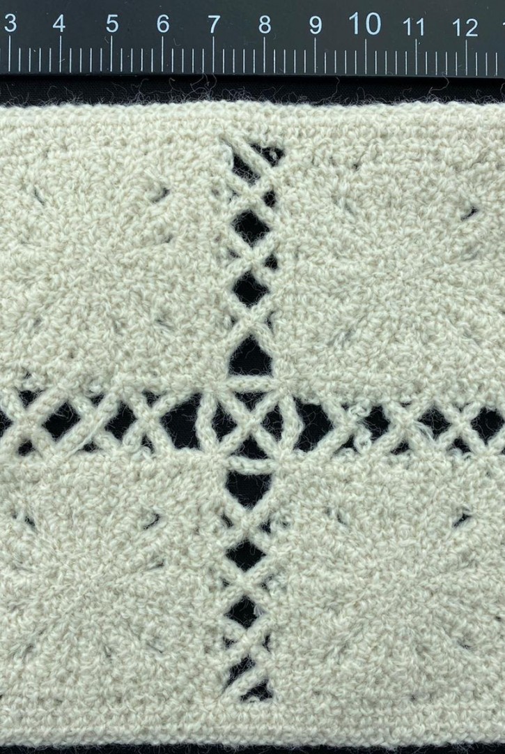 Krem Renkli Tığ İşi Akrilik Aplik