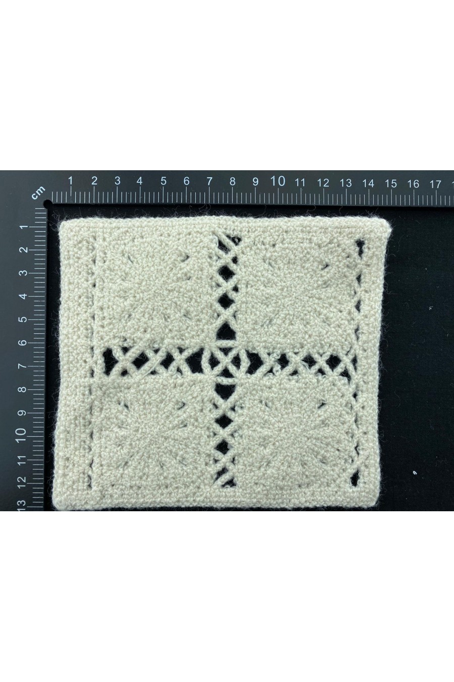 Krem Renkli Tığ İşi Akrilik Aplik