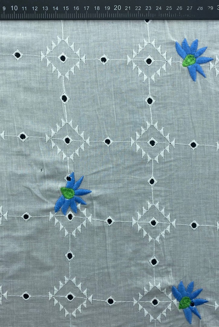 Mavi-Yeşil Çiçek Nakışlı Bohrerli Pamuk Polyester Brode Kumaş - 135 cm