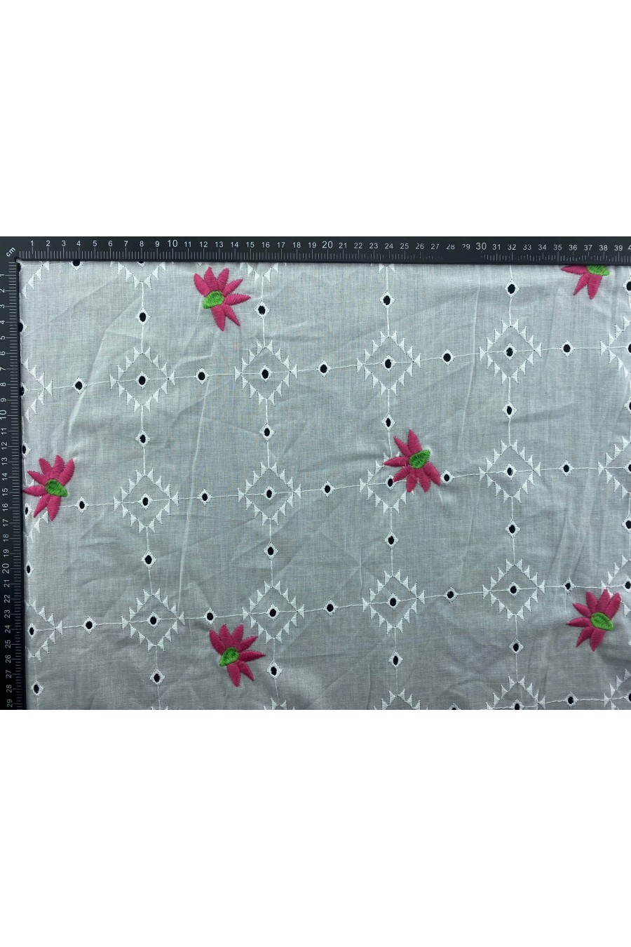 Fuşya-Yeşil Çiçek Nakışlı Kasar Brode Kumaş - 135 cm