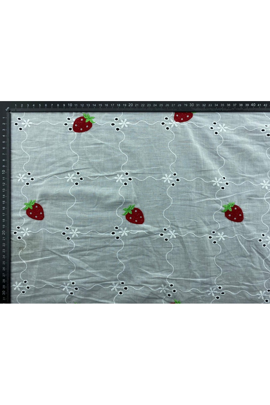 16034-METRE Kırmızı-Yeşil Çilek Nakışlı Vual Brode, Kasar Zemin