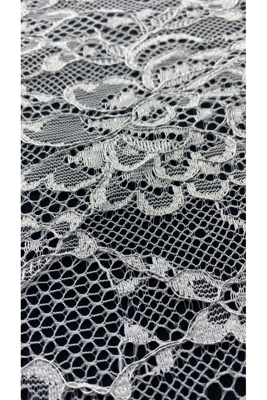 Gümüş Kordlu Beyaz Zemin Dantel