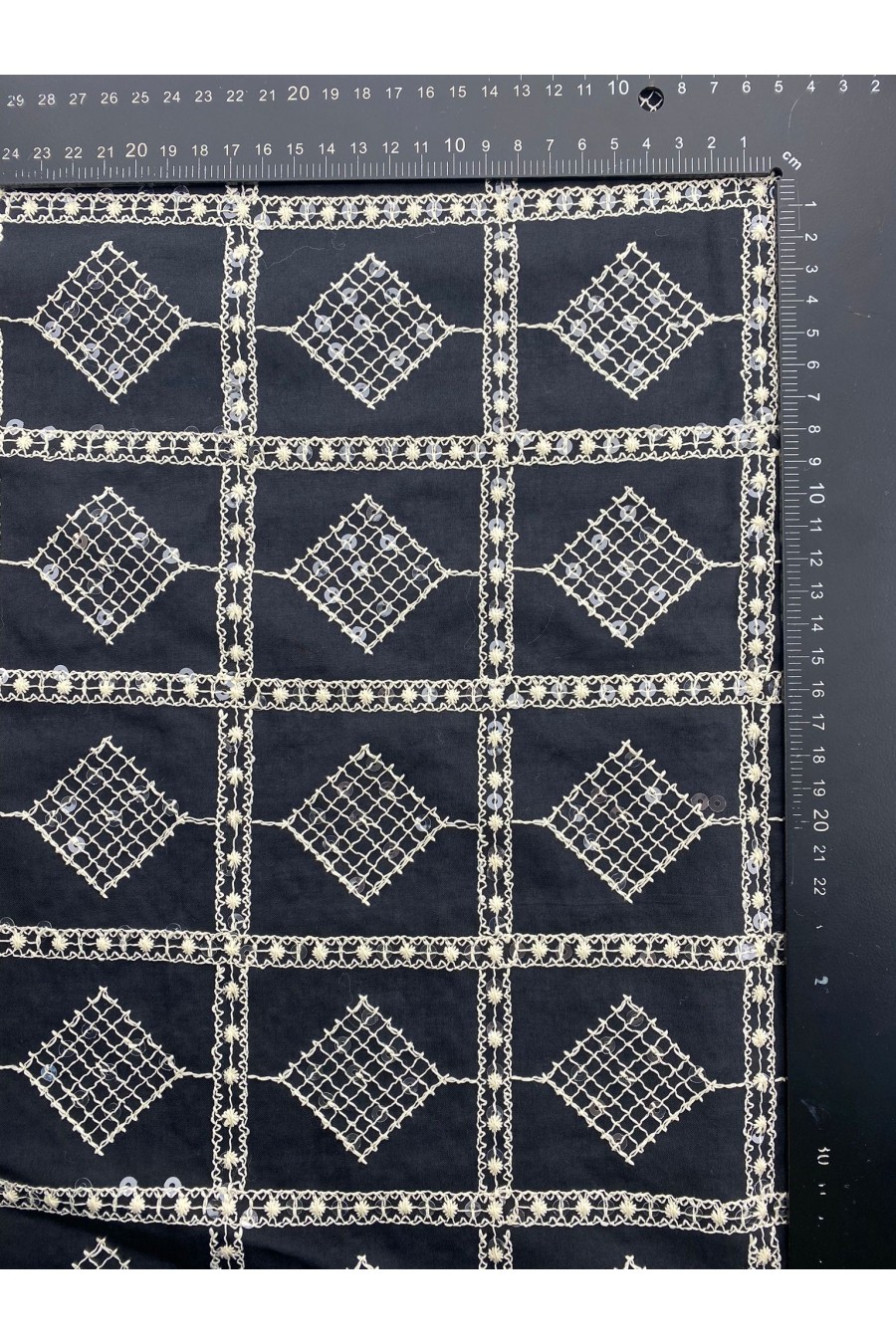 21645 BRODE/YERLİ/VUAL/LEZ/PAMUK POLYESTER/PULLU/SİYAH ZEMİN/HAM İP/153 CM