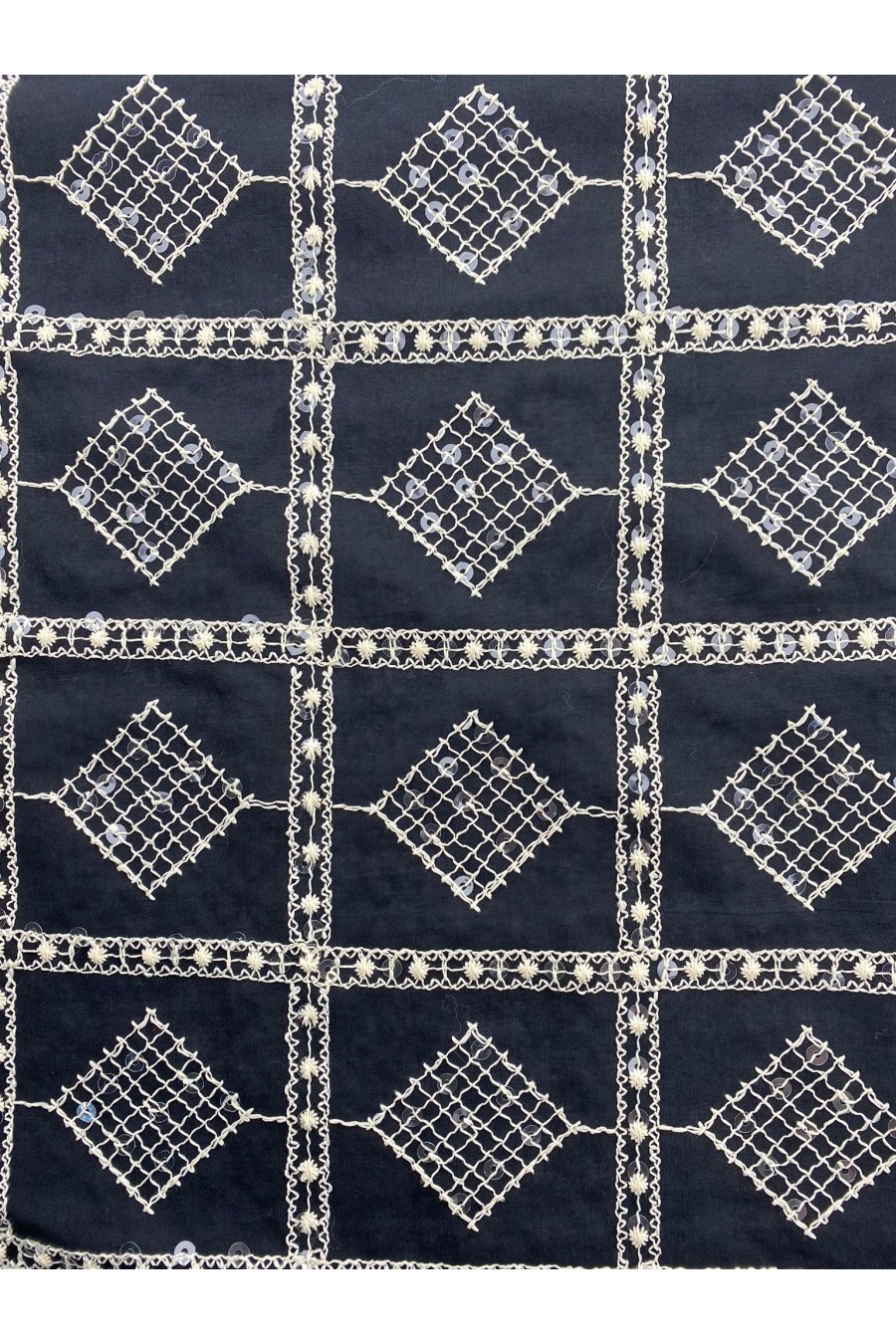 21645 BRODE/YERLİ/VUAL/LEZ/PAMUK POLYESTER/PULLU/SİYAH ZEMİN/HAM İP/153 CM