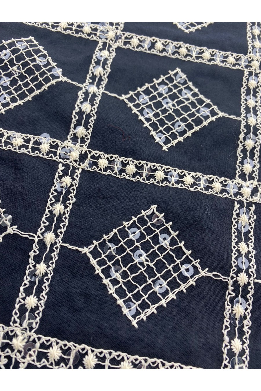 21645 BRODE/YERLİ/VUAL/LEZ/PAMUK POLYESTER/PULLU/SİYAH ZEMİN/HAM İP/153 CM