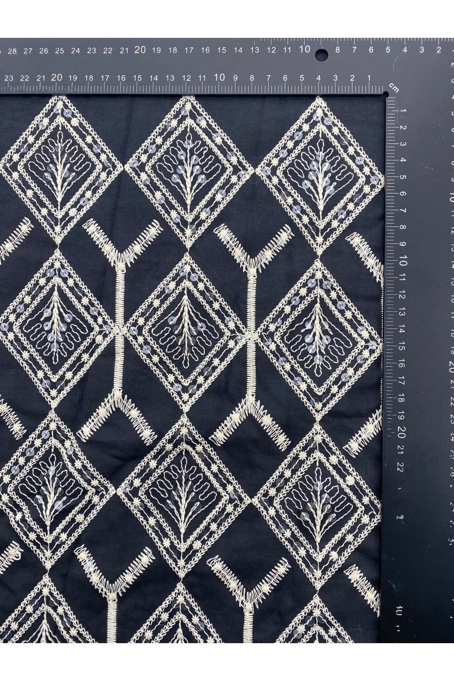 21646 BRODE/YERLİ/VUAL/LEZ/PAMUK POLYESTER/PULLU/SİYAH ZEMİN/HAM İP/153 CM