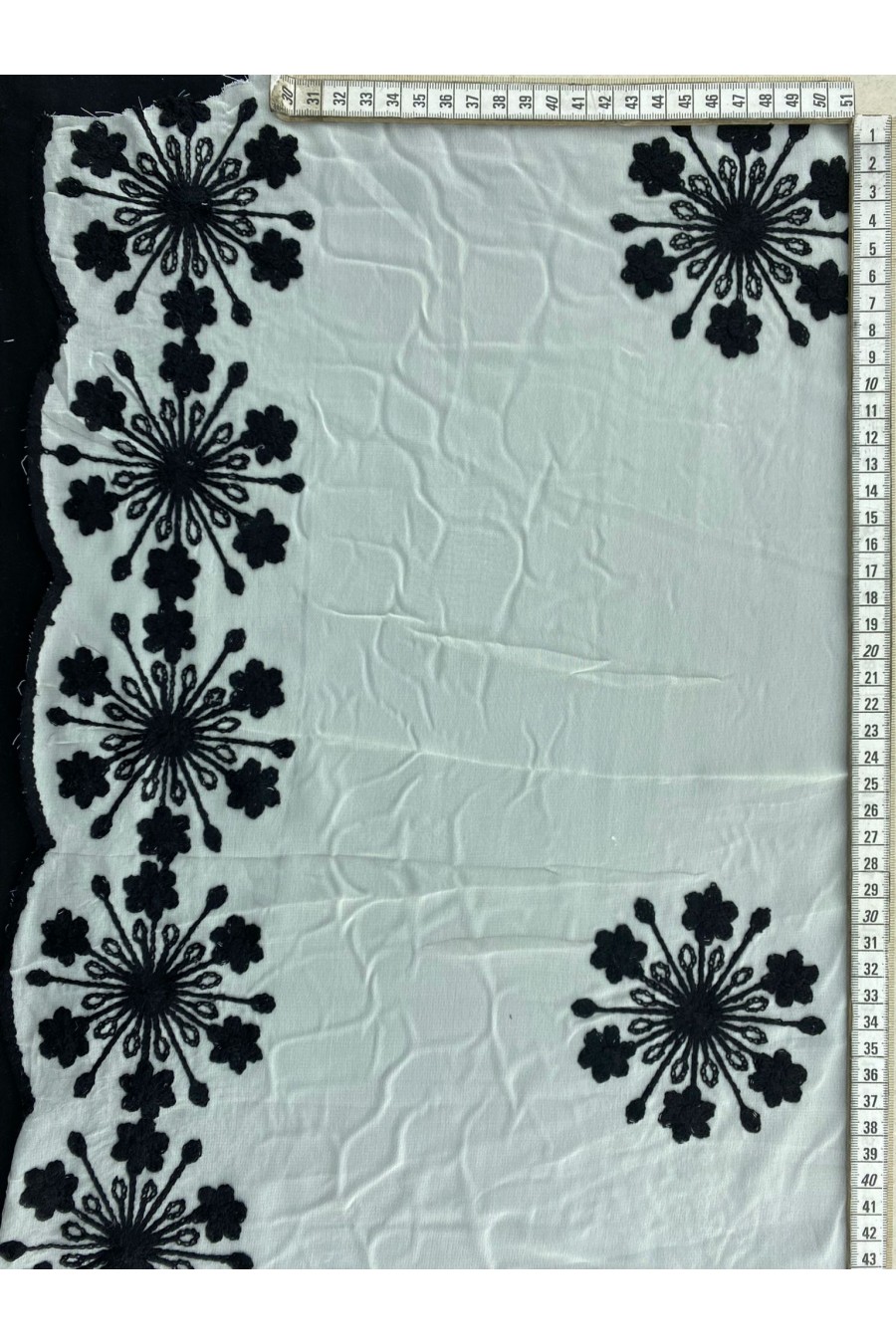 Siyah İpli Krem Zemin Şifon Üzeri Polyester İthal Brode, Tek Su Yolu
