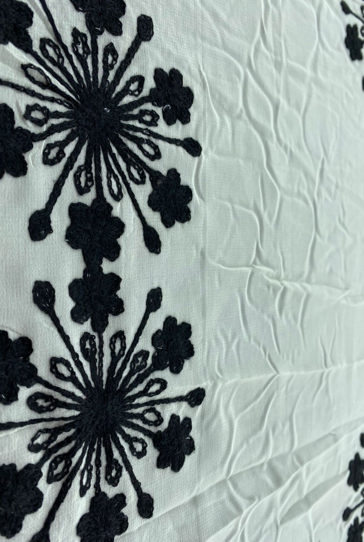 Siyah İpli Krem Zemin Şifon Üzeri Polyester İthal Brode, Tek Su Yolu