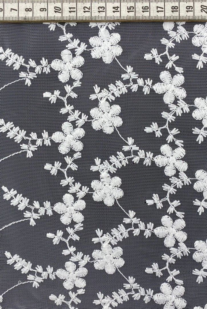 Beyaz Pamuk Polyester Brode, Tül Üzeri