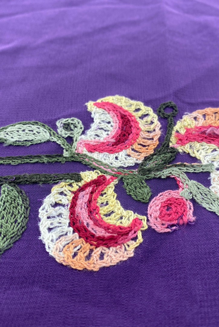 Mor Zemin Renkli Nakışlı İthal Şifon Kumaş