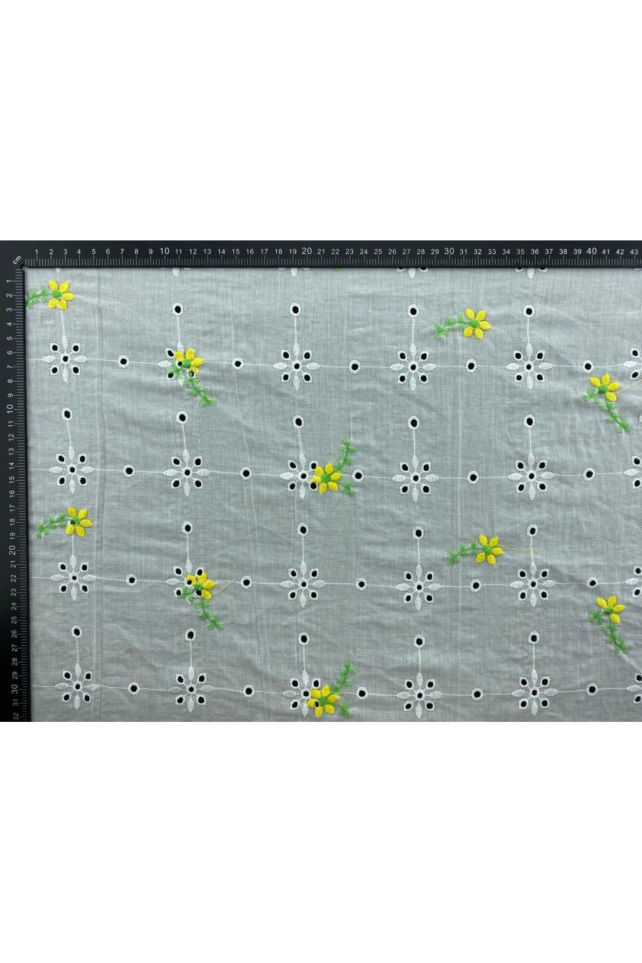 Sarı-Yeşil Çiçek Nakışlı Kasar Pamuk Polyester Brode, 135 cm