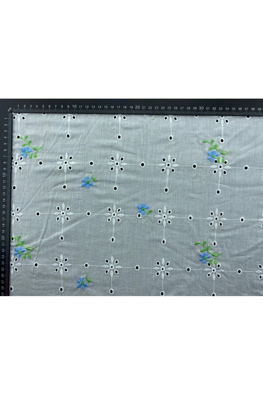 Mavi-Yeşil Çiçek Nakışlı Kasar Brode Kumaş