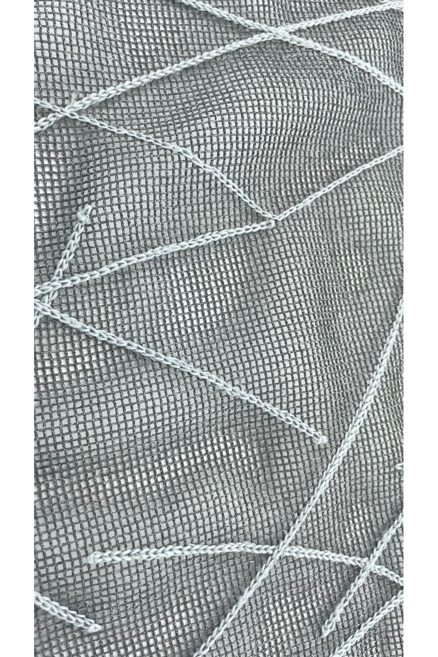 19793 KUMAŞ/YERLİ/LEZ/POLYESTER/SÜZENELİ/FİLE/ANTRASİT ZEMİN/GRİ İP/150 CM