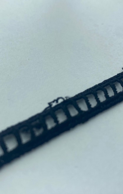 Siyah Merdven Desenli 2. Kalite Mat Polyester Güpür Brode Bant - 1 cm