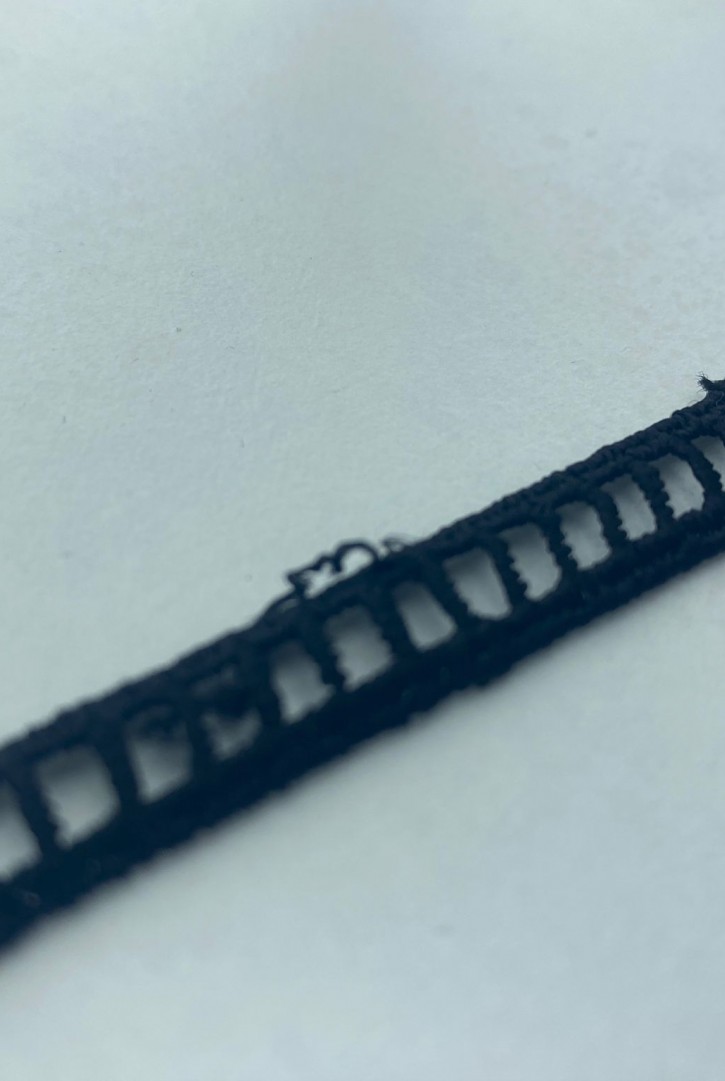 Siyah Merdven Desenli 2. Kalite Mat Polyester Güpür Brode Bant - 1 cm