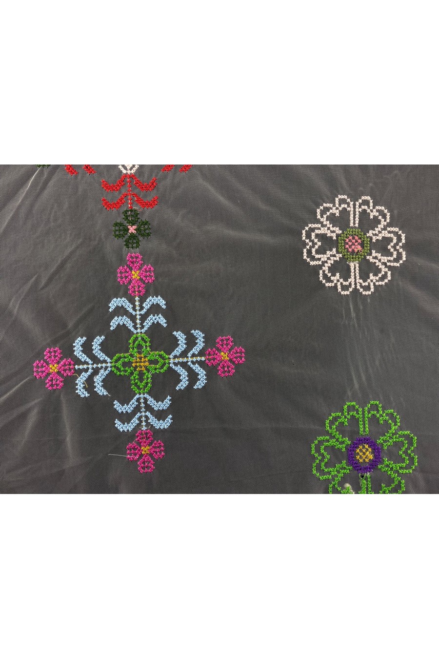 Bej Zeminli Renkli Tül Üzeri Etamin Brode