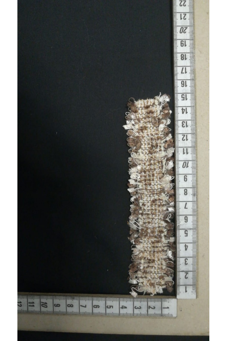 Kahve Püsküllü Bant, Ham