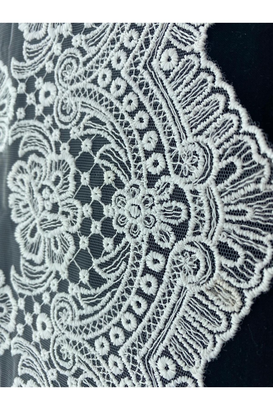 Beyaz Tül Üzeri Brode Bant, Mat Polyester