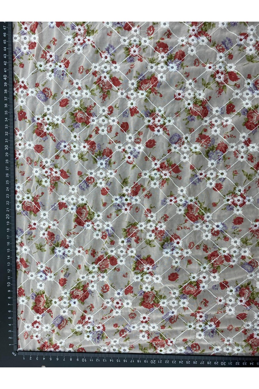 Pudra Zemin Kırmızı Gül Desenli Şifon Brode