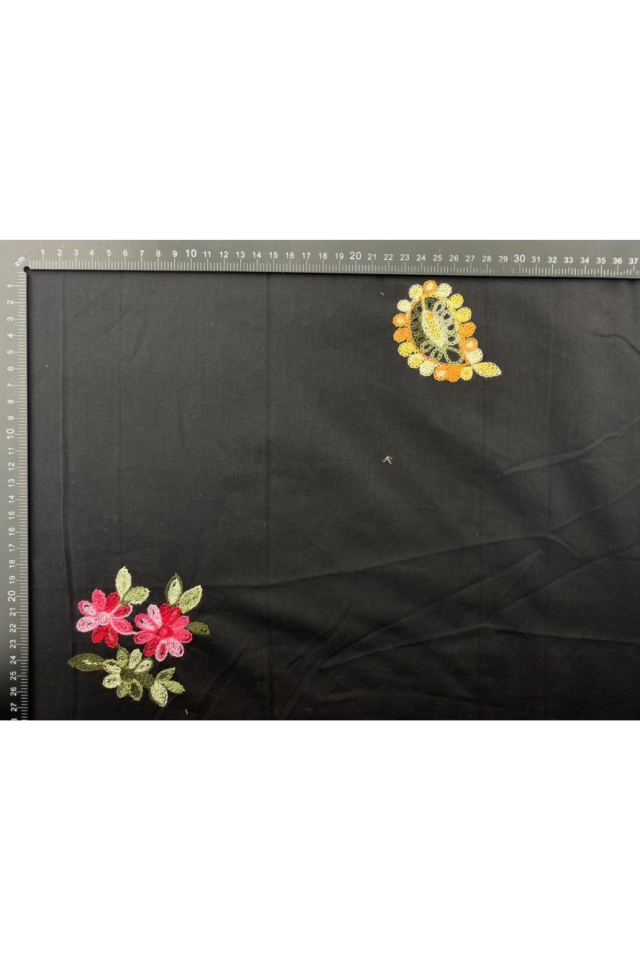 Siyah Zemin Renkli Nakışlı İthal Vual Brode