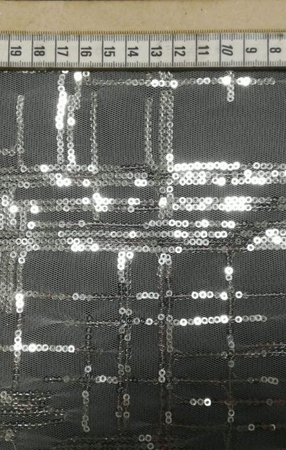 Gümüş Pullu Beyaz Zemin Tül Kumaş, 135 cm