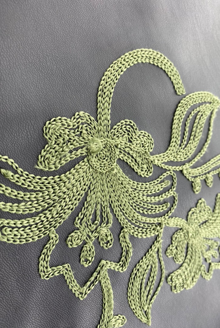 24361 KUMAŞ/YERLİ/LEZ/POLYESTER/DERİ/YEŞİL NAKIŞLI/SİYAH/150 CM