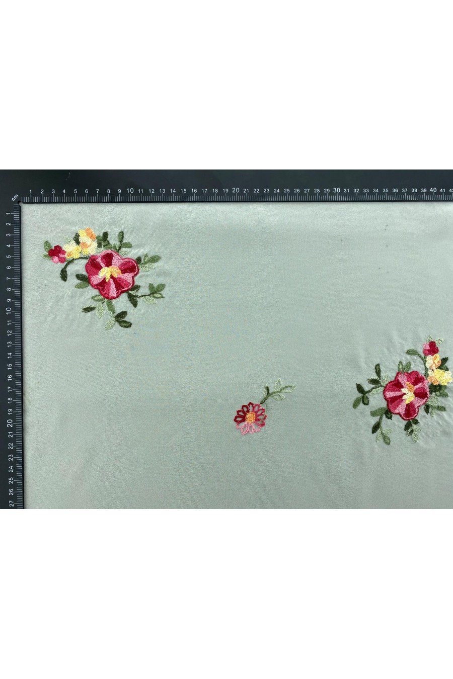 Çok Renkli Nakışlı Off White Şifon Üzeri İthal Brode Kumaş