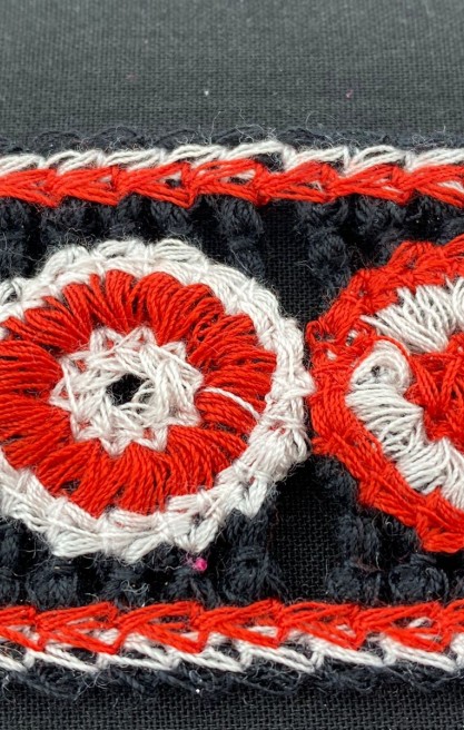 Siyah-Kırmızı-Beyaz Tığ İşi Bant, 4 cm