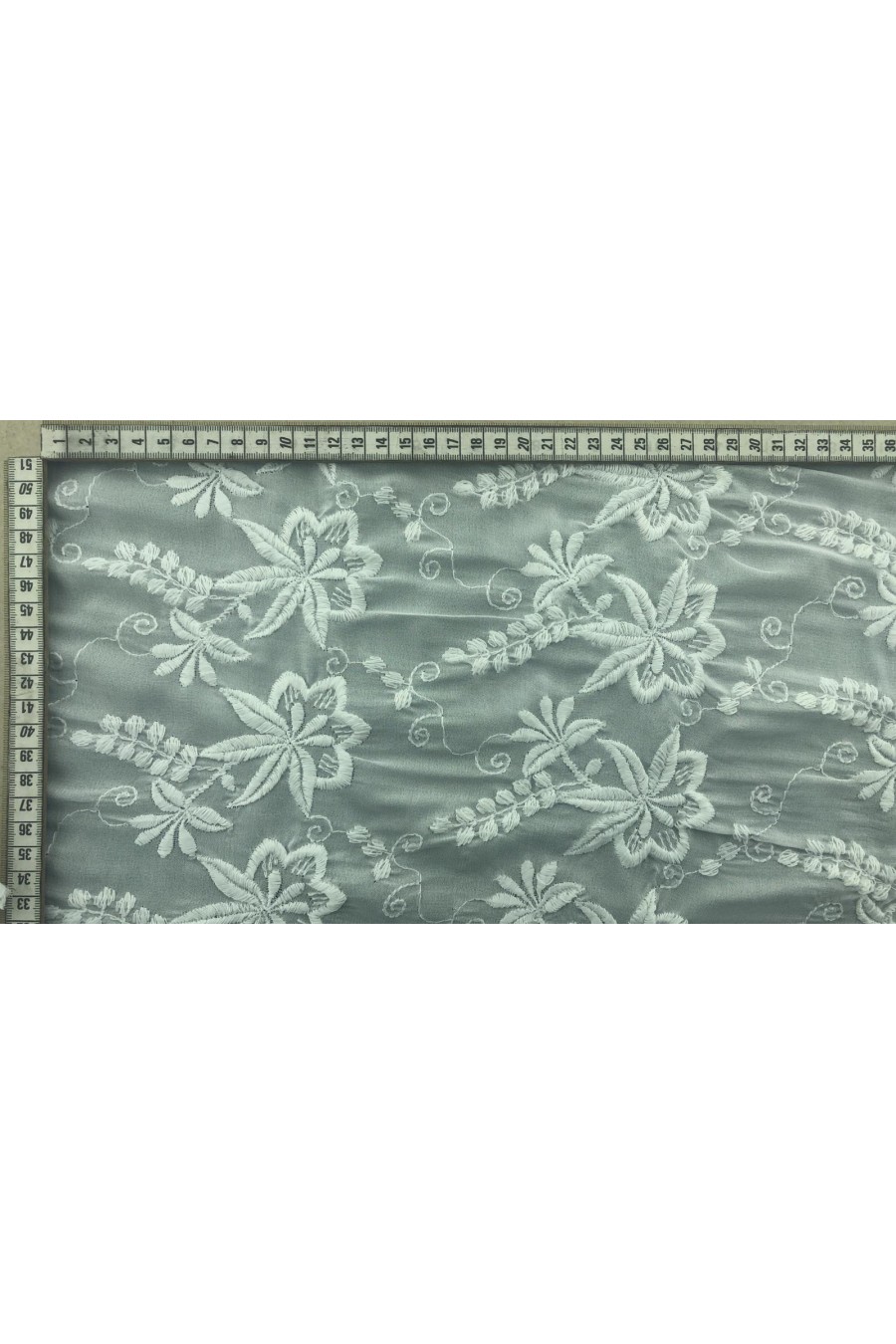 Beyaz Şifon Zemin Üzerine Mat Polyester Brode Kumaş