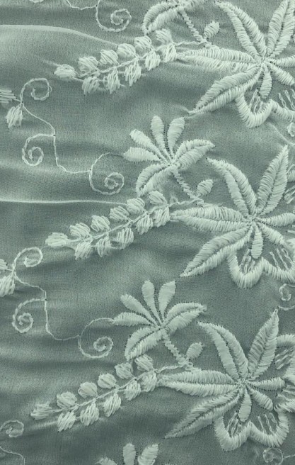 Beyaz Şifon Zemin Üzerine Mat Polyester Brode Kumaş