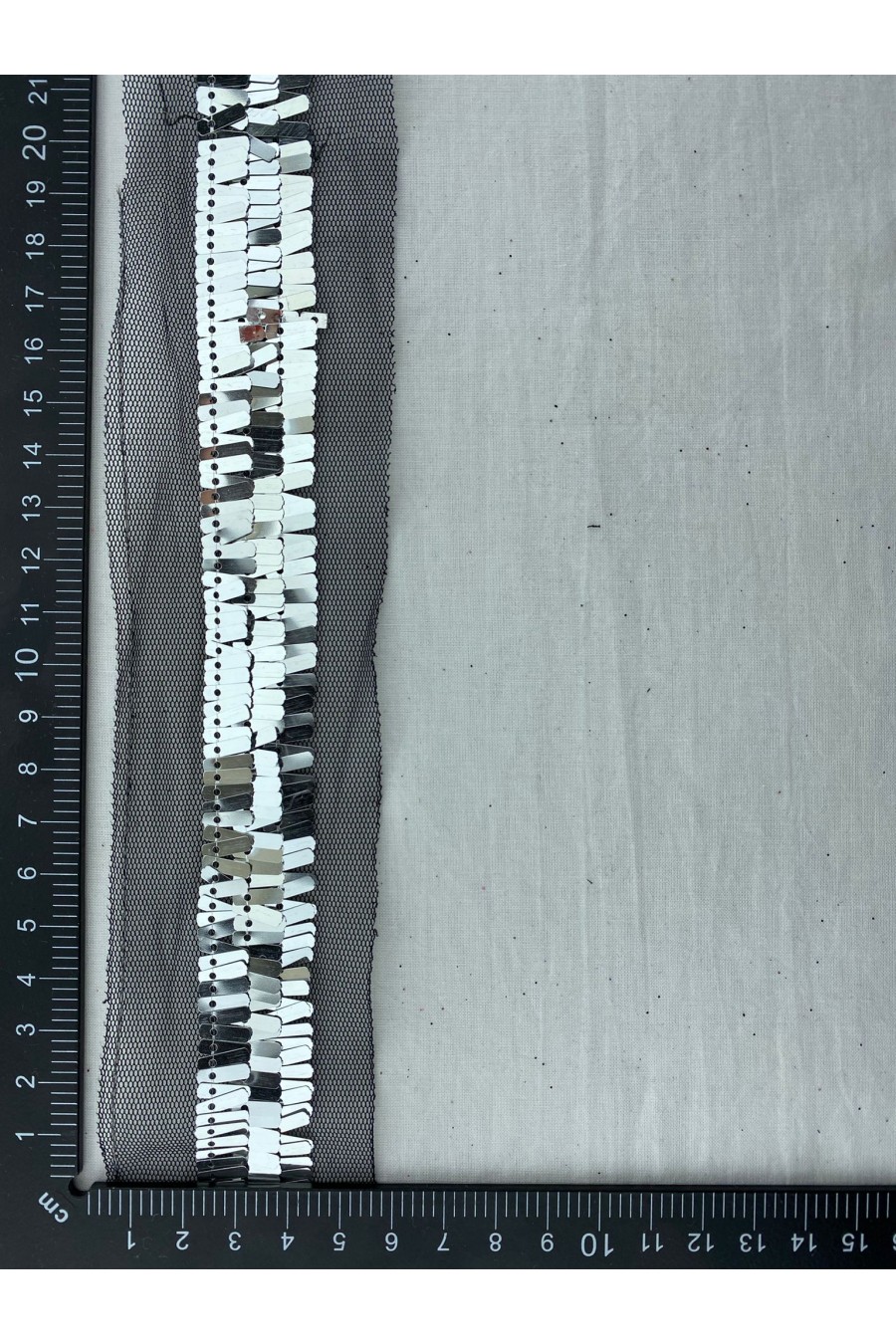 Siyah Mesh Tül Üzeri 3 Sıralı Gümüş Pullu Bant, 2 cm