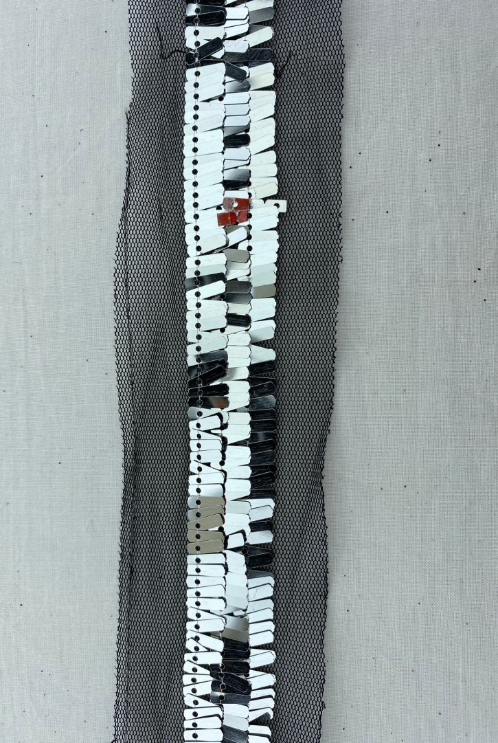 Siyah Mesh Tül Üzeri 3 Sıralı Gümüş Pullu Bant, 2 cm