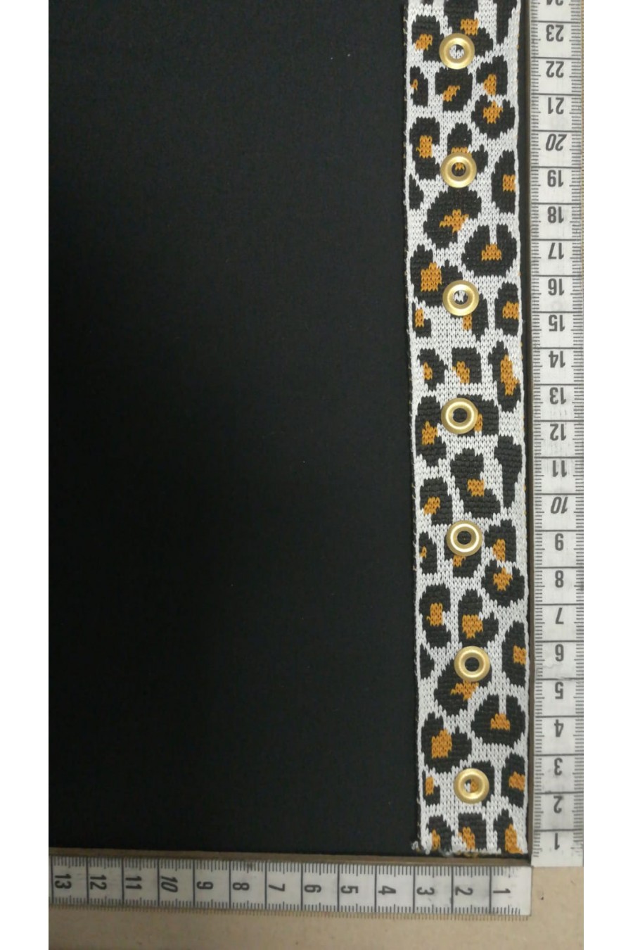 Şerit Yerli Bant Polyester Ham Zemin Taş Siyah Benek