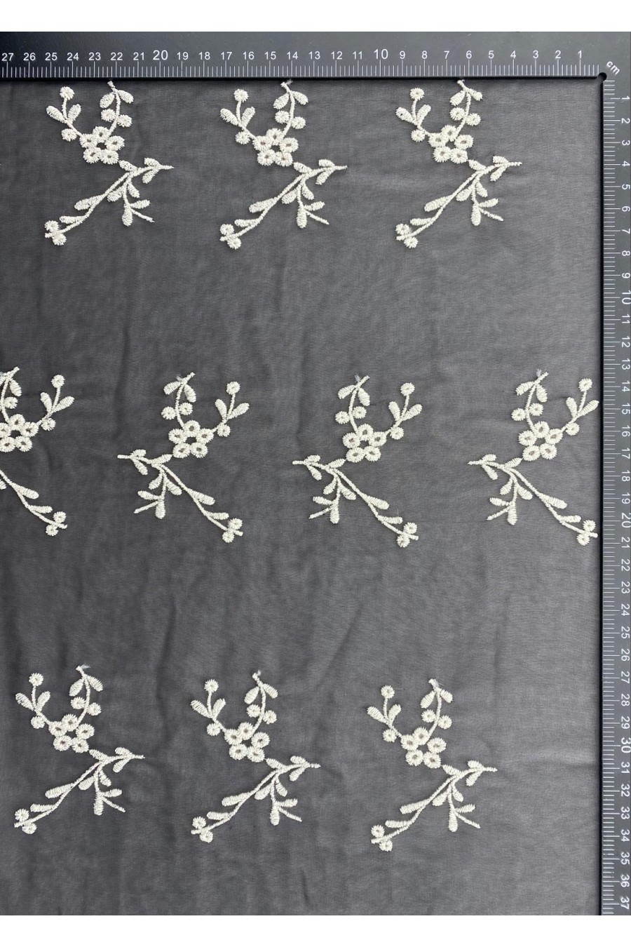 Siyah Zemin Üzeri Krem İpli Pamuk Polyester Şifon Brode