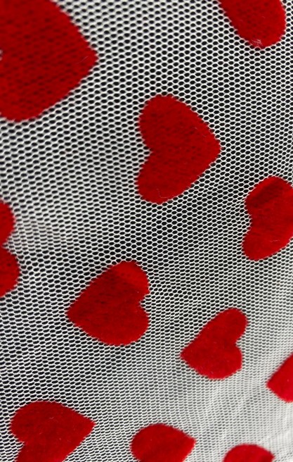Pembe Zemin Üzeri Kalp Desenli Kırmızı Floklu Tül Brode Kumaş - 150 cm Yerli Polyester
