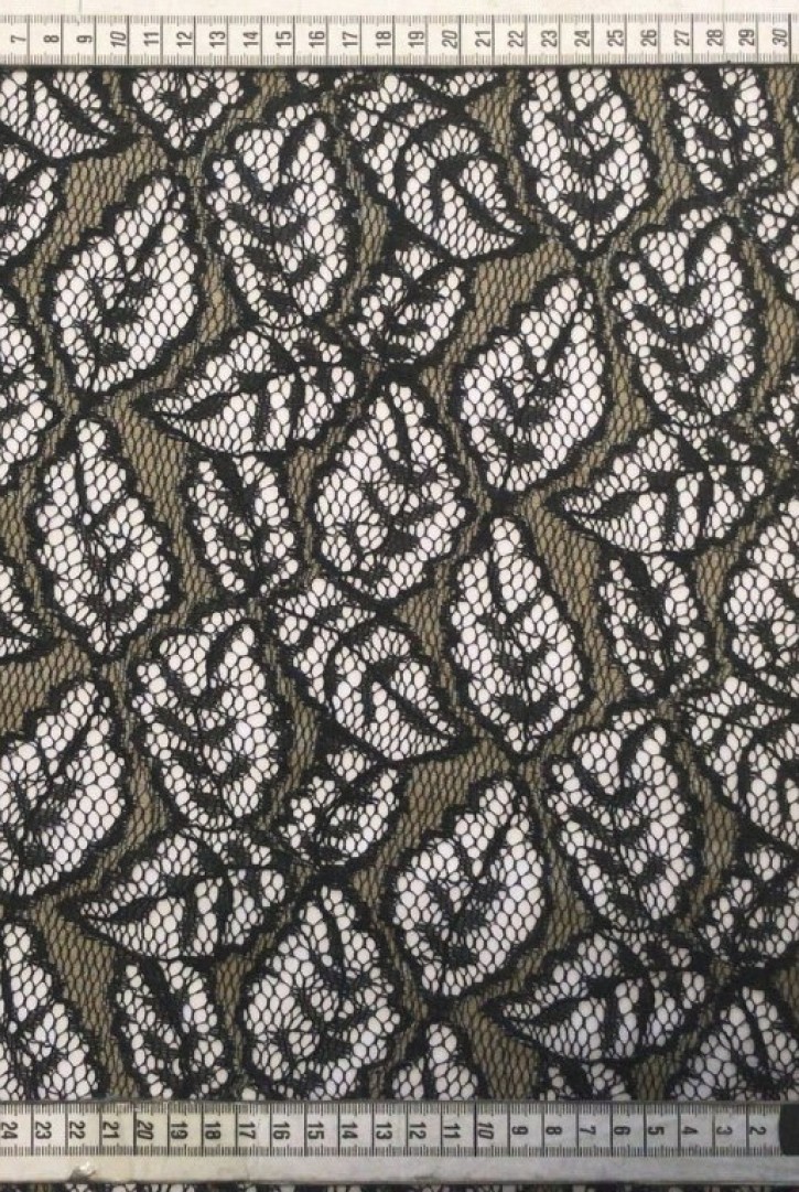 Siyah-Bej Dantel, Lez