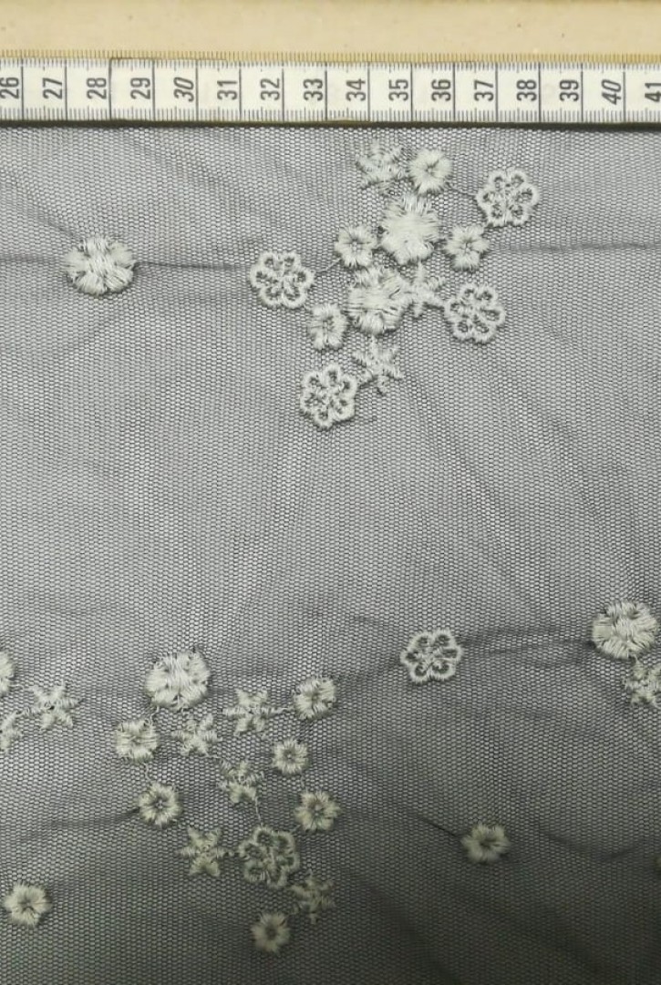 Siyah-Beyaz Mat Polyester Tül Üzeri Brode